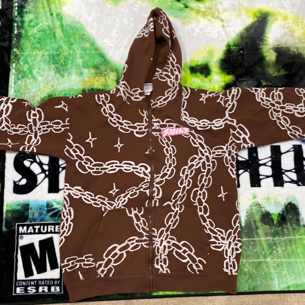 Salem 7 bought from zumiez size XL pink badge on front is 3D not print